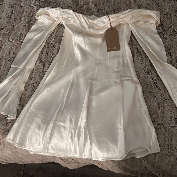 ✨NWT MESHKI GISELLE OFF THE SHOULDER MINI DRESS✨ - Picture 2 of 10
